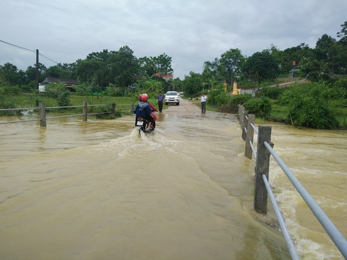 Một số cầu tràn bị ngập. Ảnh: Thái Hiền