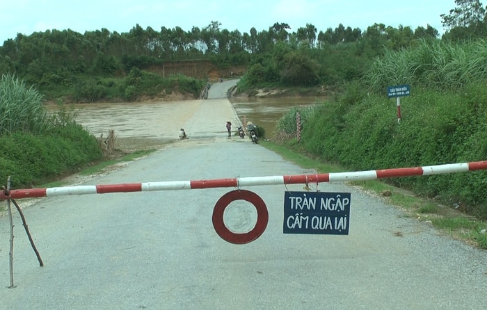 Tràn Hiếu, xã Nghĩa Thịnh được đặt biển cảnh báo khi qua lại.Ảnh: Minh Thái