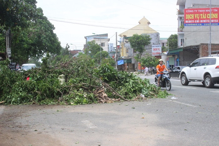 Bãi rác tại đường Nguyễn Phong Sắc choán hết nửa đường đi của người tham gia giao thông. Ảnh: Quang An