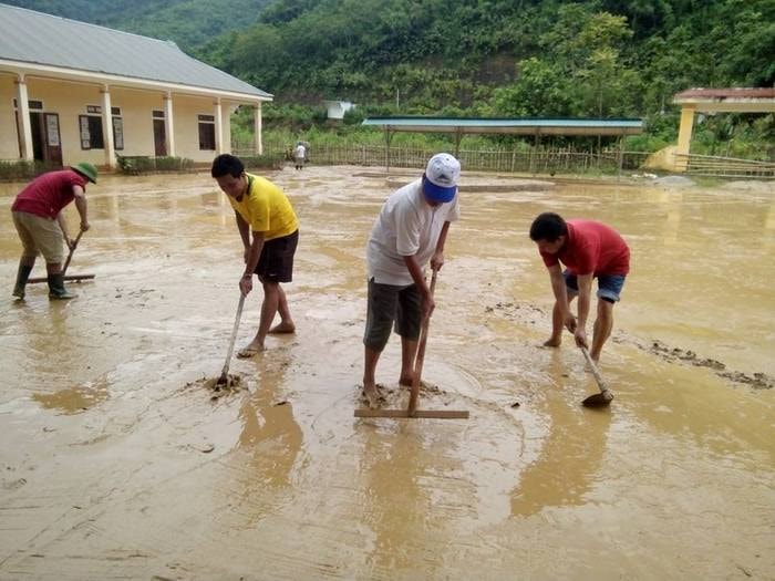 Lũ quét tràn về trong đêm mang theo một lượng lớn bùn đất ùn ứ trong khuôn viên Trường THCS Yên Tĩnh. Ảnh: Đình Tuân