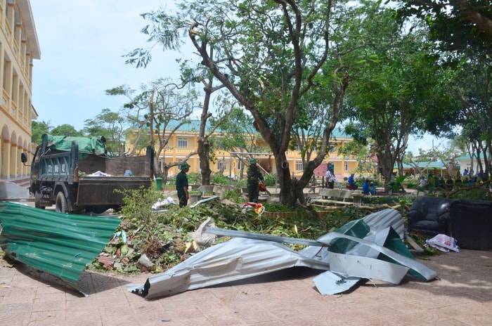 Trưởng Tiểu học Nghi Hải, thị xã Cửa Lò bị ảnh hưởng nặng nề sau bão. Ảnh: Thành Duy