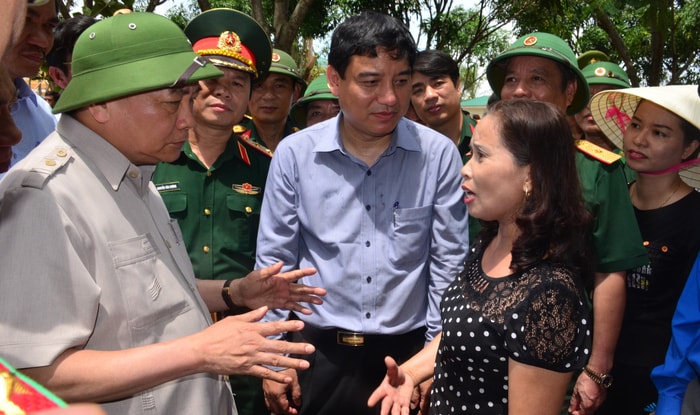 Thủ tướng Chính phủ trao đổi với lãnh đạo Trường Tiểu học Nghi Hải về thiệt hại do bão gây ra. Ảnh: Thành Duy