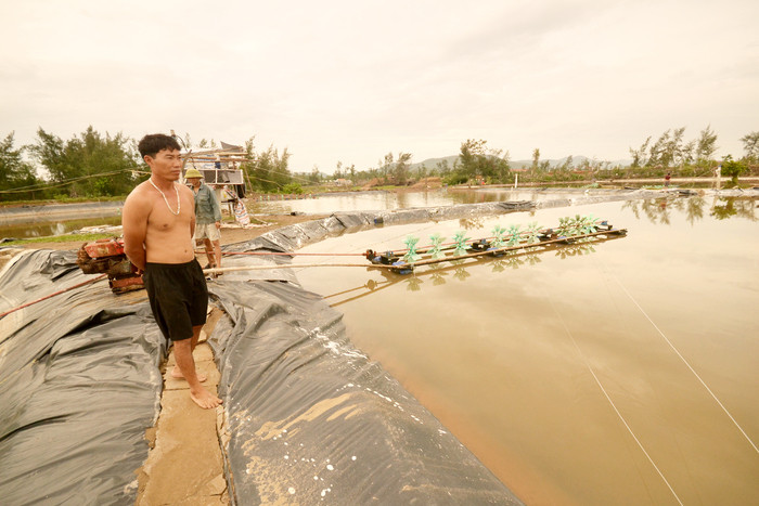 Hơn 1ha của 4 ao nuôi tôm thuộc gia đình ông Nguyễn Văn Đồng, xóm 4 Diễn Trung trở thành hồ nước chết. Ảnh: Trần Cảnh Yên