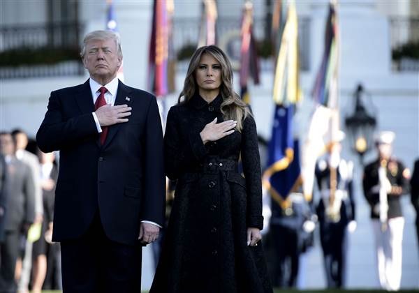 Tổng thống Trump và phu nhân tại lễ tưởng niệm ở Nhà Trắng.  Ảnh: AFP
