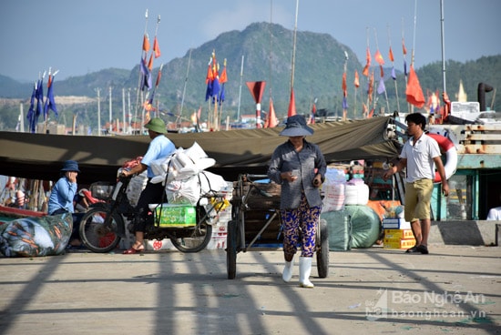 Vận chuyển lương thực, thực phẩm ra tàu thuyền. Ảnh: Xuân Hoàng  