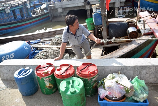 Do tàu thuyền về tránh bão neo kín cảng cá, nên các ngư dân phải điều chỉnh tàu khéo léo để tránh va đập khi có tàu ra khơi. Ảnh: Xuân Hoàng