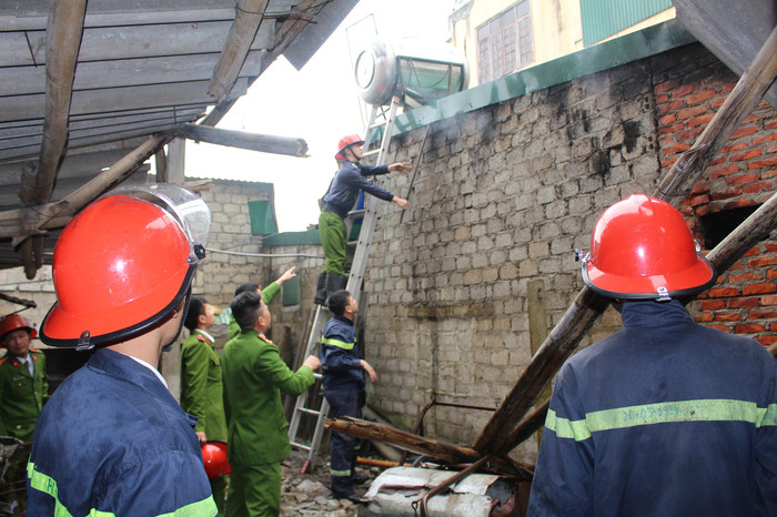 Lực lượng Cảnh sát PCCC tìm cách tiếp cận vụ cháy kho hàng phế liệu tại phường Vinh Tân (TP. Vinh). Ảnh: Cảnh Nam