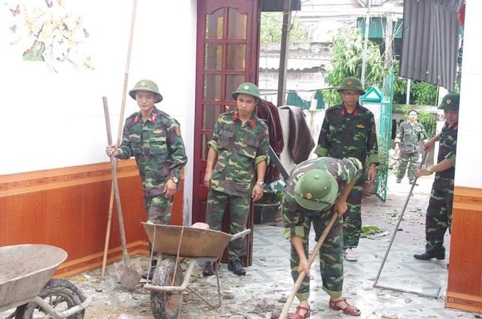 Sửa lại nhà cho người dân và thu dọn rác. Ảnh: Võ Thọ