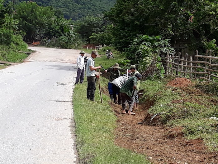 Những người công nhân khơi thông mương máng sau mưa bão. Ảnh: Đình Tuân