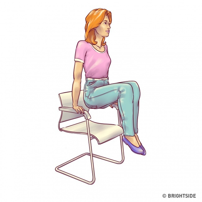 Ngồi ở mép ghế, hai tay đặt lên thành ghế, dùng lực bắp tay và cơ lưng, bụng hông nhấc người lên khỏi mặt ghế, hai chân co vuông góc 20 lần.