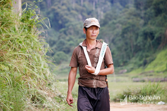 Một người đàn ông trở về từ rừng sau một ngày làm lụng. Một hình ảnh ấp vào lúc chiều muộn ở bản Mường Lống.