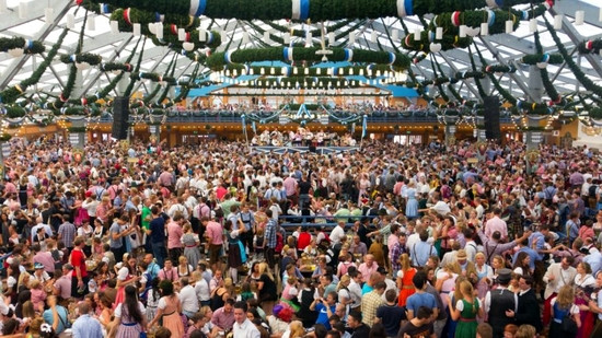 Lễ hội bia lớn nhất thế giới - Oktoberfest hay còn gọi là “lễ hội tháng 10” ra đời vào năm 1810 tại Munich nhằm tôn vinh đám cưới của Hoàng thái tử Ludwig (sau này là vua Ludwig I) và Công chúa Therese của Saxe-Hildburghausen. Trong thời gian diễn ra đám cưới, toàn bộ người dân nơi đây được mời tới ăn uống, nhảy múa và chung vui với Hoàng gia.