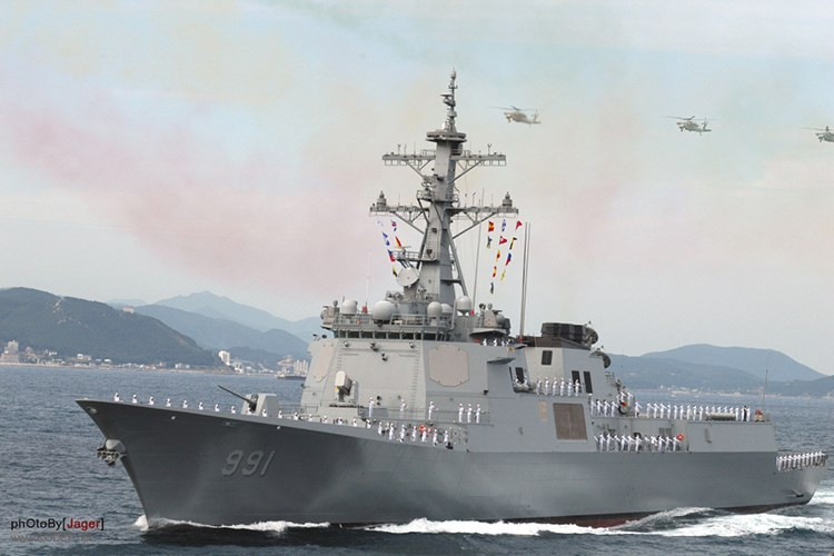 Theo Hải quân Hàn Quốc, các tàu khu trục KDX-3 được triển khai cho các nhiệm vụ thông thường của hải quân, tác chiến chống ngầm và các hoạt động phòng không trên biển. Theo đó, các tàu KDX-3 có thể tiến hành các cuộc tấn công chính xác vào các mối đe dọa trên biển bảo vệ biên đội tàu mà nó hộ tống. Nguồn ảnh: PicQuery.