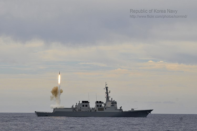 Về vũ khí, các tàu khu trục lớp KDX-3 được trang bị 16 quả tên lửa chống hạm tầm xa SSM-700K Hae Sung và 32 quả tên lửa tấn công đối đất Hyunmoo 3. Hai hệ thống phóng thẳng đứng MK-41 được bố trí phía trước và phía sau, một hệ thống có 48 ống phóng và hệ thống còn lại có 32 ống phóng cho các tên lửa phòng không M-2 Block3B. Nguồn ảnh: Reddit.