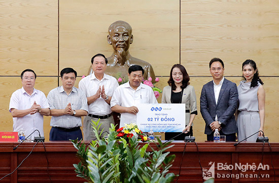 Tập đoàn FLC trao 2 tỷ đồng ủng hộ Nghệ An khắc phục cơn bão số 10. Ảnh: Thu Huyền