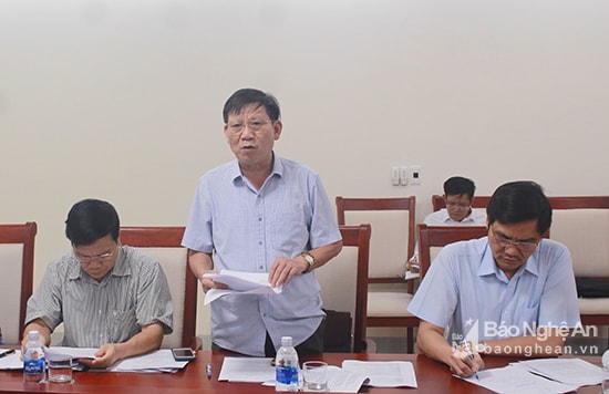 Đại diện Văn phòng thường trực PCLB tỉnh báo cáo về tình hình khắc phục bước đầu ở các địa phương. Ảnh; Phú Hương