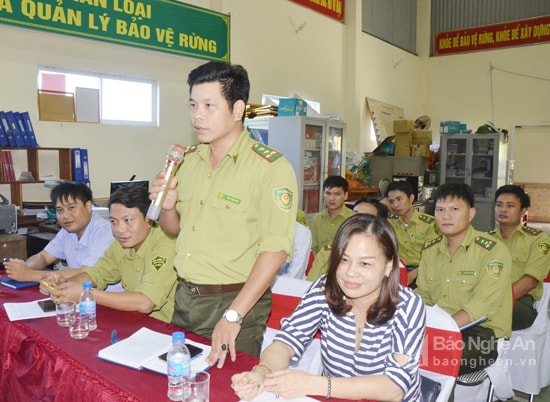 Cán bộ Ban quản lý Khu bảo tồn thiên nhiên Pù Hoạt góp ý vào Dự thảo Luật bảo vệ và phát triển rừng (sửa đổi)