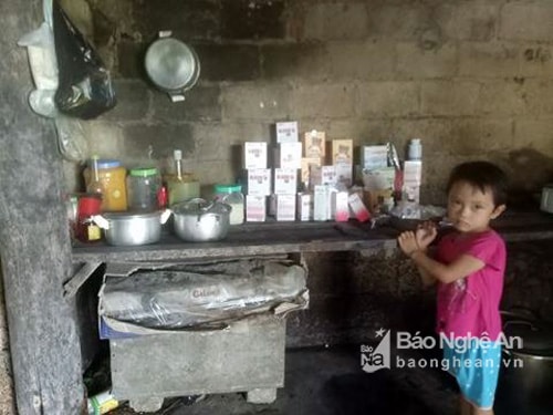 Hàng ngày mẹ con chị Thùy phải uống rất nhiều loại thuốc khác nhau. Ảnh: Phương Thùy