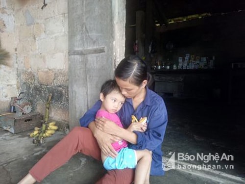 Chị Thuỳ bên con gái đầu lòng. Ảnh: Phương Hảo