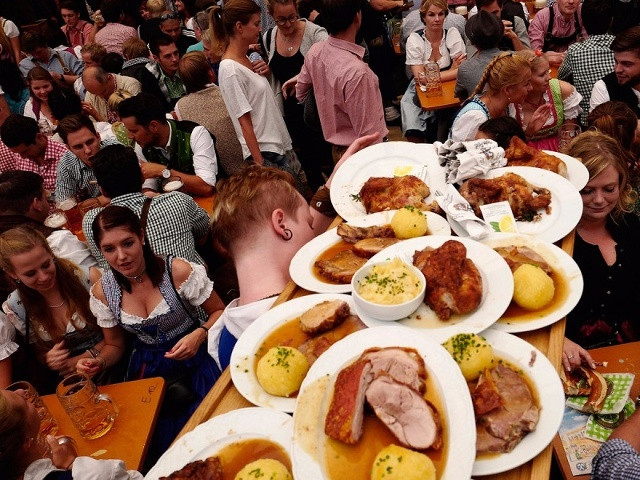 Đến với Oktoberfest, không chỉ được thưởng thức những ly bia tràn đầy hương vị đặc trưng của một vùng đất có truyền thống lâu đời về sản xuất bia, du khách còn được  thưởng thức những món ăn...của xứ Bravia... 