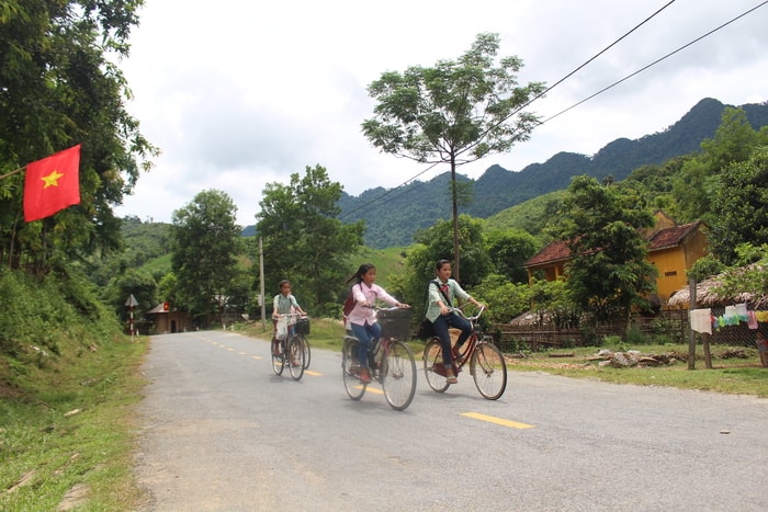 Học sinh đồng bào dân tộc Ơ đu trên đường đến trường. Ảnh: Phước Anh