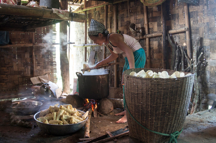 Luộc măng. Ảnh: Nguyễn Thành