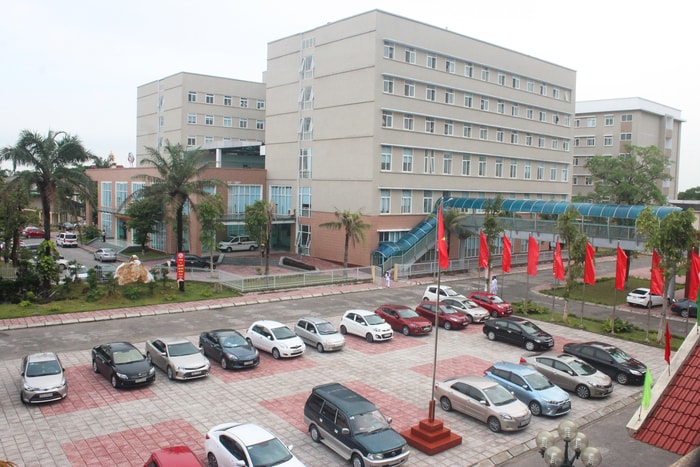 Khu điều trị trung tâm của Bệnh viện Quân y 4 được xây dựng theo tiêu chuẩn “Bệnh viện Công viên, Bệnh viện Khách sạn”. Ảnh: Hương - Phú