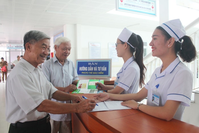 Đội ngũ hướng dẫn viên tận tình hướng dẫn cho bệnh nhân làm thủ tục khám, chữa bệnh. Ảnh: Hương - Phú