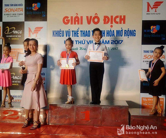 Bé Trường Huy và Trà My nhận huy chương vàng tại giải khiêu vũ thể thao ở Thanh Hóa. Ảnh: NVCC