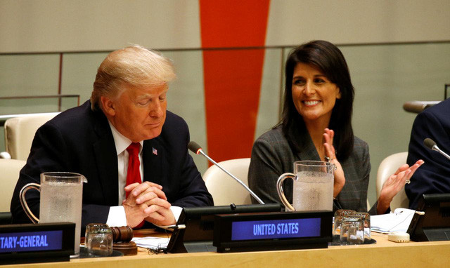 Tổng thống Mỹ Donald Trump ngồi cạnh bà Nikki Haley - Đại sứ Mỹ tại Liên Hợp quốc trong cuộc họp ngày 18/9 - Ảnh: Reuters