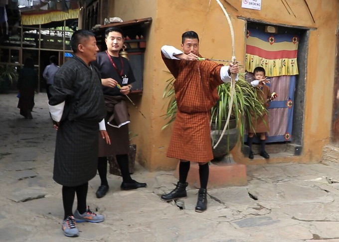 Người Bhutan vẫn thường xuyên mặc trang phục truyền thống  Trong khi ở nhiều nước khác, trang phục truyền thống được giữ cho dịp đặc biệt, đồ truyền thống ở Bhutan lại là quần áo để mặc thường ngày. Trang phục truyền thống của nam là gho, của nữ là kira. Người Bhutan mặc đồ này đi làm, đi đền chùa, công sở hay những dịp trang trọng. Đối với người làm cho chính phủ mặc đồ truyền thống còn là điều bắt buộc.  Bhutan nằm trong số ít quốc gia mà bạn vẫn thấy đàn ông mặc váy. Gho có từ thế kỷ 17 và là đồ truyền thống của người Tây Tạng. Phần túi lớn ở trước ngực không chỉ để giấu bụng béo mà nó còn có thể đựng từ điện thoại, chìa khóa và cả em bé nữa.  Tất cả nam hướng dẫn viên Bhutan đều mặc gho và được yêu cầu mang khăn trắng khi vào các pháo đài cùng khách. Vào những ngày đưa khách đi trekking trên vùng núi, hướng dẫn viên có thể cởi bỏ phần trên của gho và buộc hai tay áo quanh hông khi trời nóng.  Trẻ em tới trường cũng phải mặc đồ truyền thống hàng ngày. 
