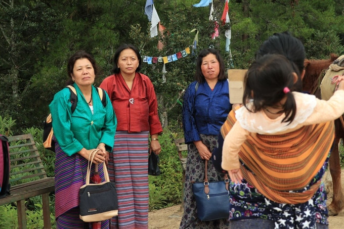 Phụ nữ Bhutan có thể có nhiều hơn một người chồng  Không chỉ đàn ông Bhutan có quyền lấy nhiều vợ mà phụ nữ cũng vậy. Chế độ đa phu đa thê hợp pháp tại Bhutan. Đây là tục lệ từ xa xưa khi con người muốn giữ gìn tài sản trong gia đình họ. Trong một số nền văn hóa, chuyện đàn ông nhiều vợ là bình thường còn phụ nữ có nhiều hơn một chồng lại rất hiếm. Điều này khiến người Bhutan có tư tưởng cởi mở hơn người dân tại các nước phát triển trong quá khứ, những nơi duy trì chế độ một vợ một chồng. Tuy vậy, chế độ đa phu đa thê chỉ còn duy trì ở các nhóm bộ tộc nhỏ ở Bhutan ngày nay.