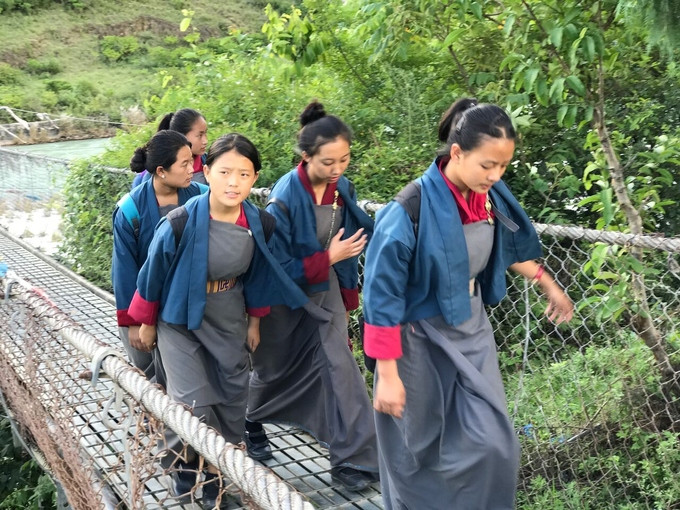 Dù nhiều phụ nữ tại Bhutan mặc đồ thời trang trên phố, nhưng bạn vẫn có thể tìm thấy một số người mặc kira - một bộ váy mang cả nét truyền thống và hiện đại. 