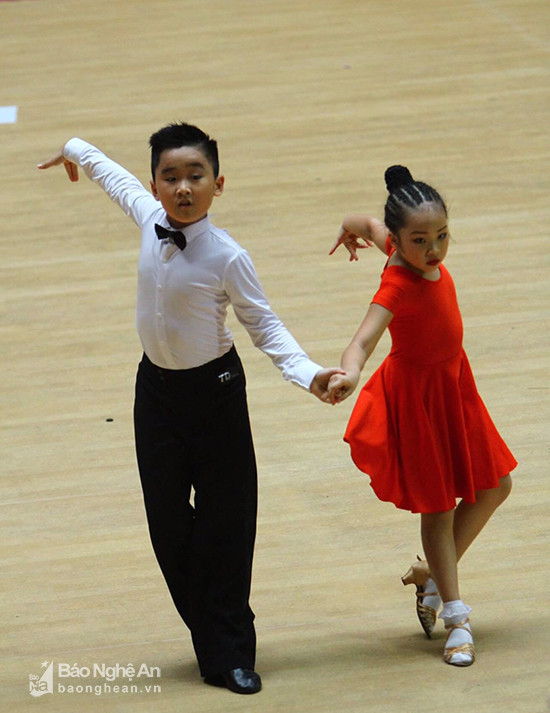 Phần thi của bé Trà My và Trường Huy tại giải Khiêu vũ thể thao mở rộng tại Thanh Hóa. Ảnh: NVCC