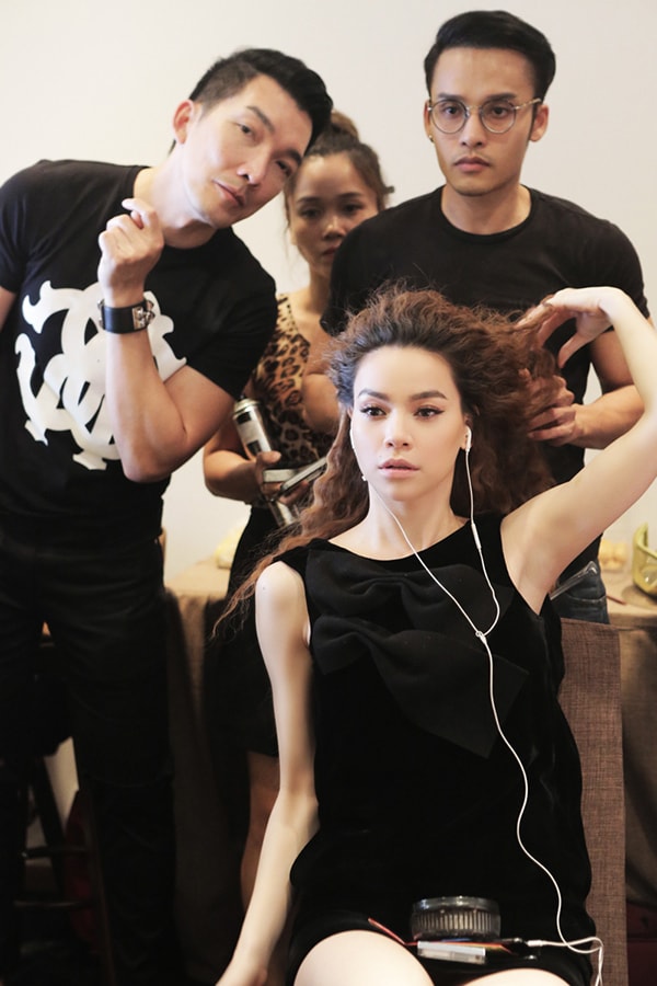 ekip-khung-giup-ho-ngoc-ha-toa-sang-trong-liveshow-1