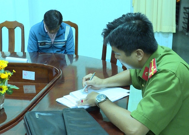 Tu xung thuong uy canh sat de 'loe' nu cong nhan hinh anh 2