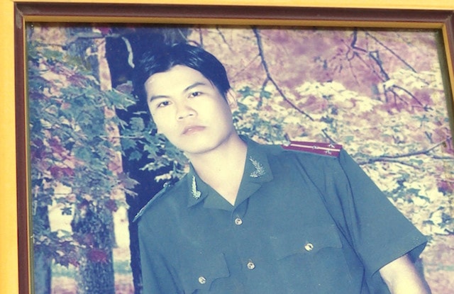 Tu xung thuong uy canh sat de 'loe' nu cong nhan hinh anh 1