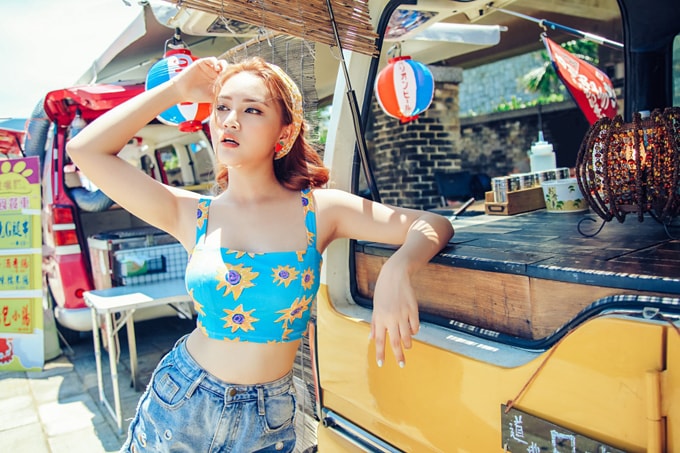 dong-nhi-khoe-dang-sexy-khi-quay-mv-o-dai-loan-4