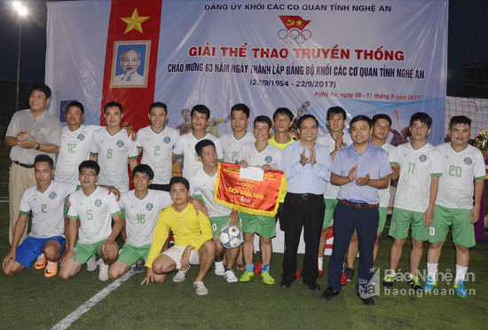 Đội bóng đá Sở Nông nghiệp và phát triển nông thôn đạt giải nhì. Ảnh Thanh Lê