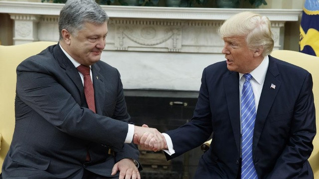 Tổng thống Mỹ Donald Trump và người đồng cấp Ukraine Petro Poroshenko. Ảnh: AP