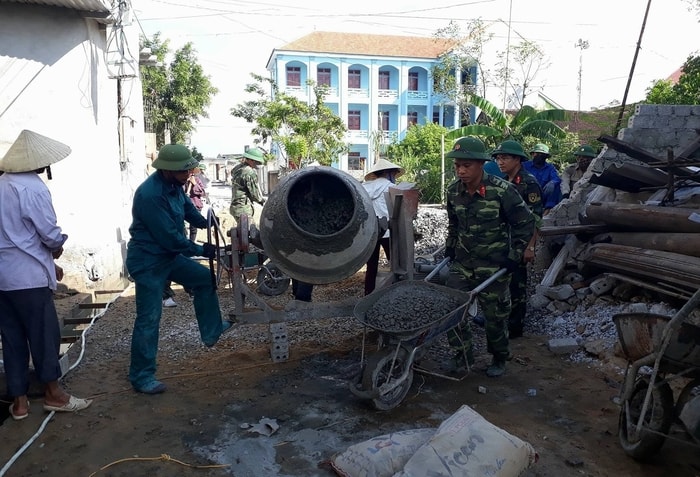 Tuyến đường được hoàn thành sẽ góp phần giải quyết nhu cầu đi lại thuận lợi cho người dân trong thôn. Ảnh: Thúy Nga