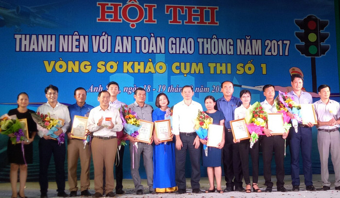 Ban tổ chức trao giải và tặng hoa chúc mừng các đội đạt giải: Ảnh: Thanh Mai