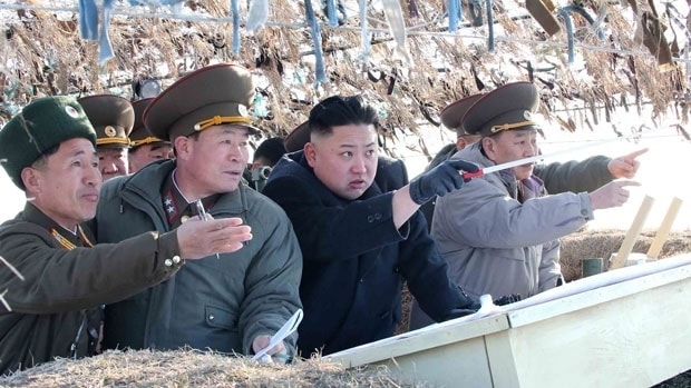 Nhà lãnh đạo Triều Tiên Kim Jong-un thăm một biệt đội quốc phòng. Ảnh: AP