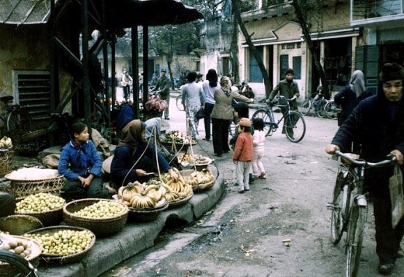 Vào thởi bao cấp, người sản xuất, chế biến, buôn bán lương thực, thực phẩm hầu như không có tư tưởng trục lợi bằng mọi giá. Ngày nay, khi cơ chế thị trường hình thành, sự mờ mắt trước đồng tiến mới khiến con người bất chấp sức khỏe cộng đồng để thu lời bất chính từ thực phẩm bẩn.