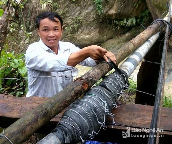 Nhiều địa bàn khác, đường ống nước bị cuốn trôi hoặc hư hỏng nặng, người dân phải băng rừng vượt suối để khắc phục. Ảnh: Đào Thọ