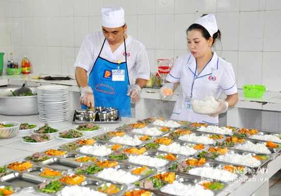 Khoa dinh dưỡng của bệnh viện cũng được đầu tư thiết bị, vật dụng, trang phục làm việc theo đúng quy định của Bộ Y tế. Đảm bảo an toàn vệ sinh thực phẩm, dinh dưỡng phù hợp cho từng diện bệnh và từng người bệnh cụ thể. Khoa dinh dưỡng phục vụ người bệnh hoàn toàn do bệnh viện phải tự hỗ trợ chi trả, không thu tiền công tiền phí từ người bệnh vì có trong giá dịch vụ y tế và do đó BHYT cũng không chi trả về khoản chi phí này. Ảnh: Sỹ Minh