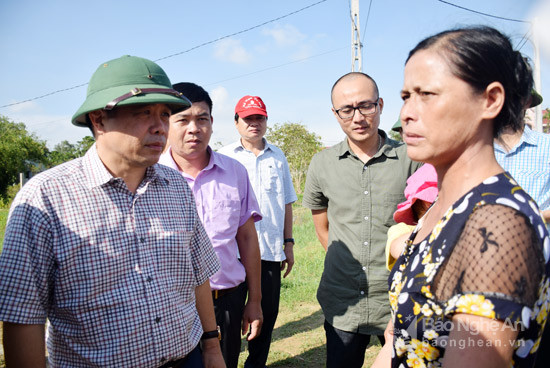 Đồng chí Huỳnh Thanh Điền - Phó Chủ tịch UBND tỉnh gặp gỡ trao đổi với người dân xã Nghi Ân về chính sách đền bù giải phóng mặt bằng. Ảnh: Xuân Hoàng