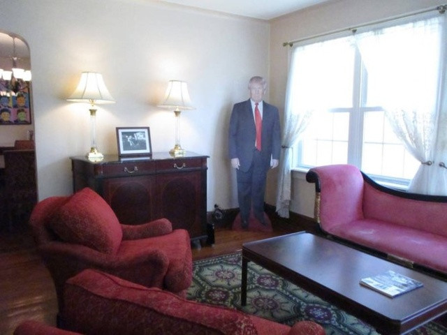 Phòng khách rộng rãi bên cạnh là bức hình Tổng thống Donald Trump. Ảnh: Business Insider
