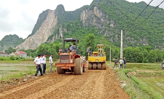 Các địa phương huyện Yên Thành kiểm tra tiến độ làm đường bằng công nghệ mới tại xã Đồng Thành. Ảnh: Thái Hồng
