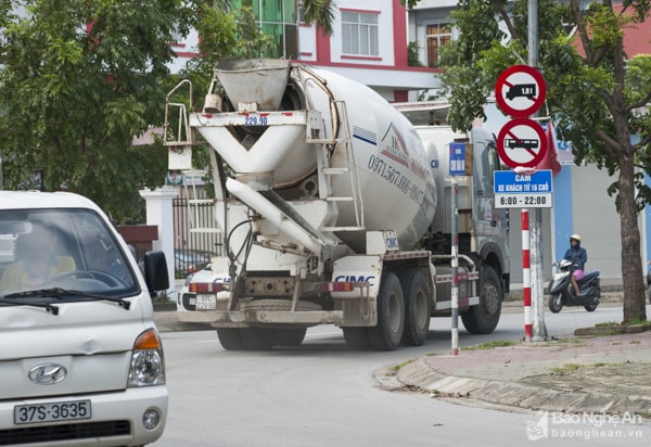 Trên đường Lý Thường Kiệt, hàng loạt xe bồn, xe trộn bê tông bất chấp biển cấm, vô tư phóng bạt mạng. Ảnh: Thành Cường